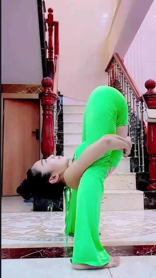 下腰还能劈叉,厉害的小姐姐!