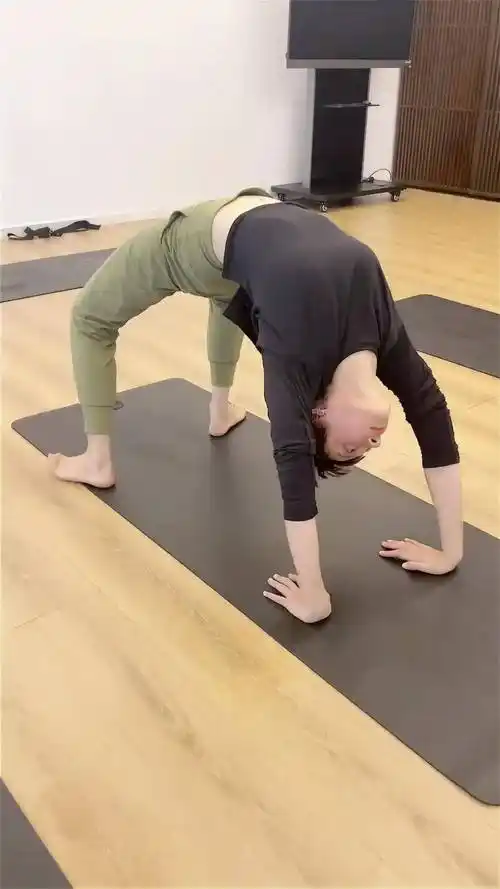 孙俪晒出她做瑜伽的视频,网友看到后直呼:孙俪的腰不是腰,是夺命的刀