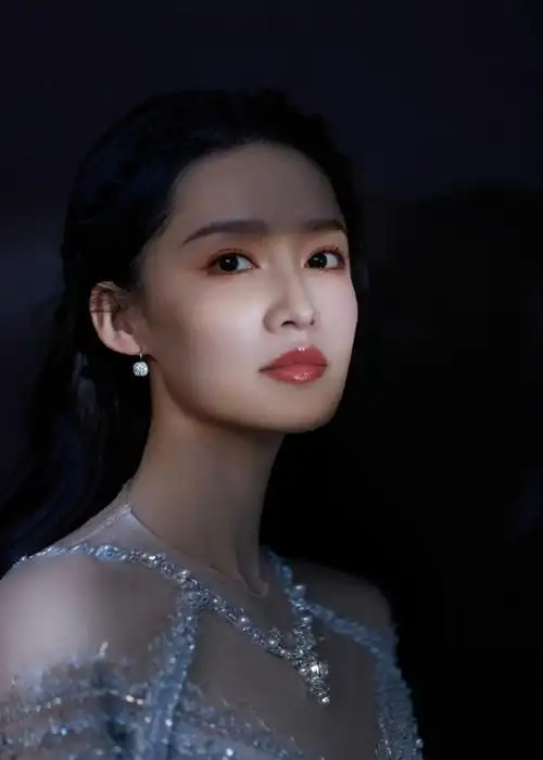 如梦似幻,波光粼粼,好像来自深海的公主,每一帧都唯美动人#李沁盛典