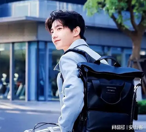 杨洋拄拐酒店会友,步履矫健似无恙,网友:杨洋太拼了!