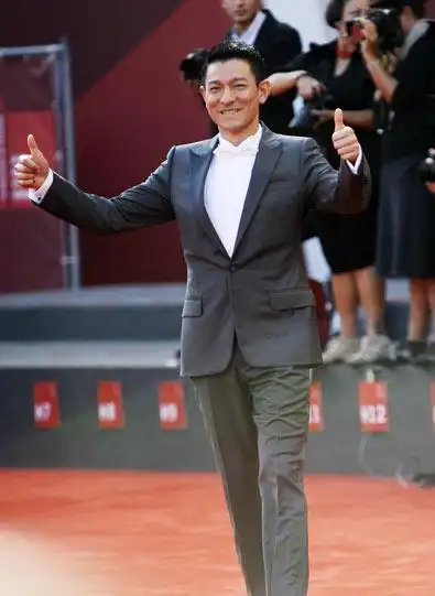 刘德华竖起大拇指(图片来源:北青网)