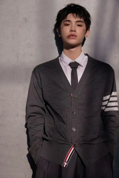 这次的三首歌都好仙啊你们nana怎么吃这么好!#黄明昊新ep一人之众