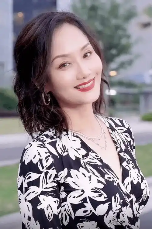 美人不易老,56岁李颖,气质满分,不愧是模特出身,身材依旧苗条_躯干