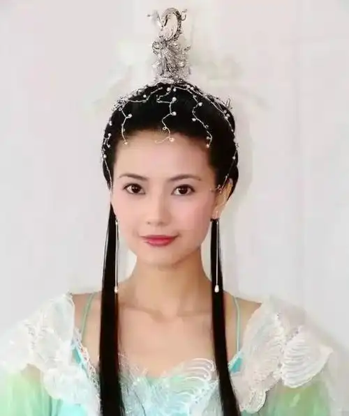 不久前,高圆圆就再扮了古装造型,换上长裙理好妆发的她,整体造型的