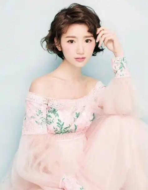 原创毛晓彤早年旧照被扒大脸塌鼻造型雷人这还是现在甜美的她吗