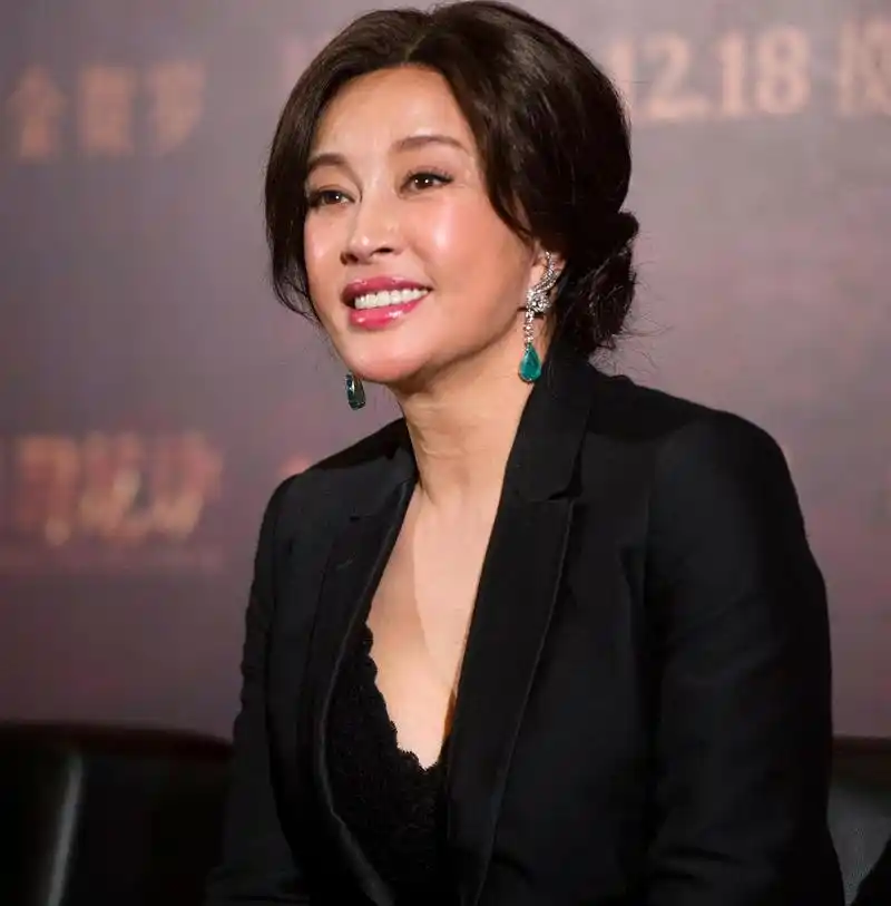 70岁"少女"刘晓庆,装嫩成瘾,如今过得怎样了?