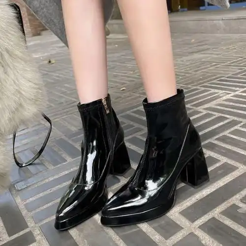 这双红色短靴真的太美了!穿上后脚感很舒适,跟高度也很合适,不 - 抖音