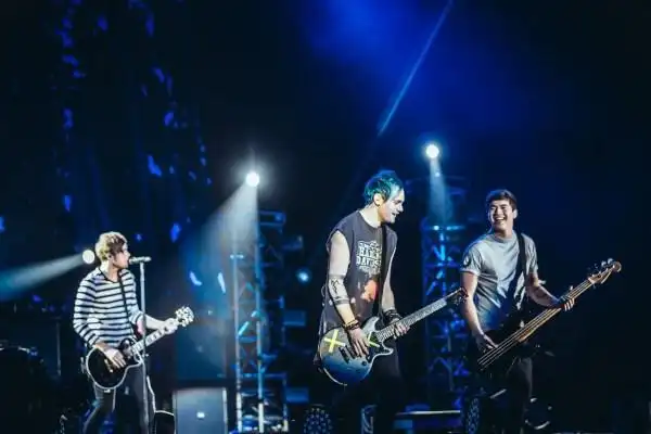 五秒盛夏乐队上海开唱 现场对歌迷动情表白