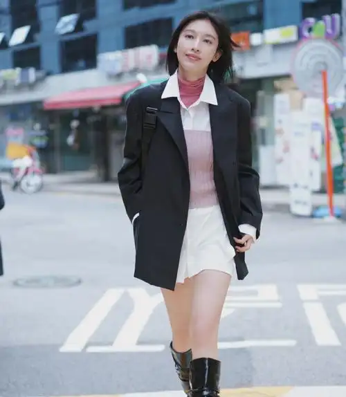 35岁张俪高挑骨感红色腰封搭黑色开叉长裙轻松勾勒锁骨与腰线