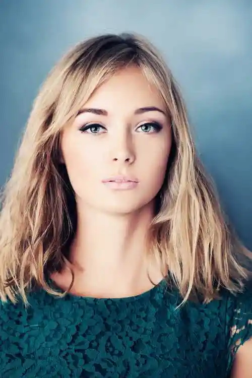 金发女郎图片-梯子背景前穿绿裙的金发女孩素材-高清图片-摄影照片-寻