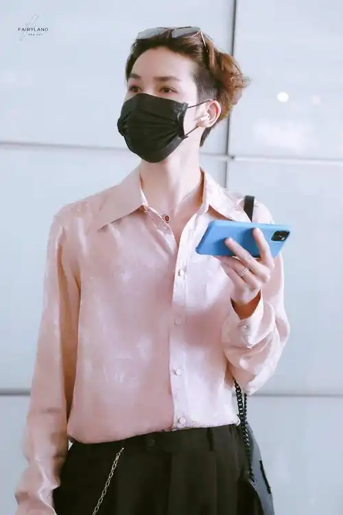 朱正廷现身机场飞往重庆 精致男孩用手机当镜子确认发型