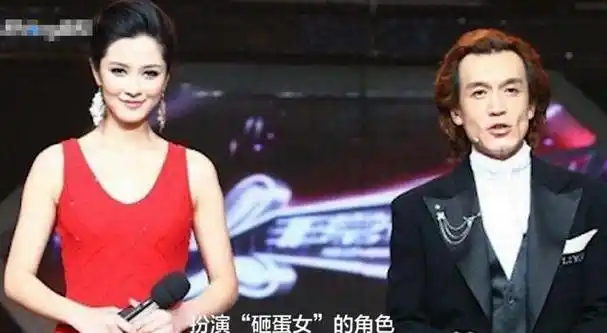 李亚红是模特出身,肤白貌美大长腿,175的身高和鹤立鸡群的易建联站在