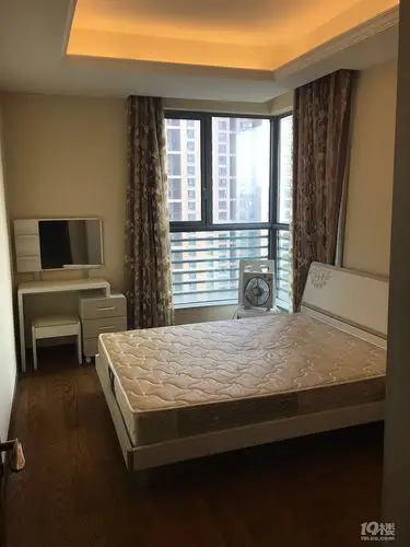 世茂广场,精装一房,一室一厅,可短租,温馨出租,随时看房.