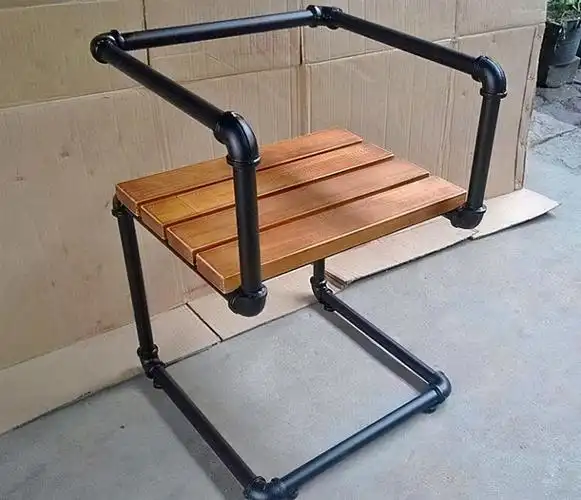 动手能力强就是不一样排水铁管不丢重新焊接给家里多添把椅子