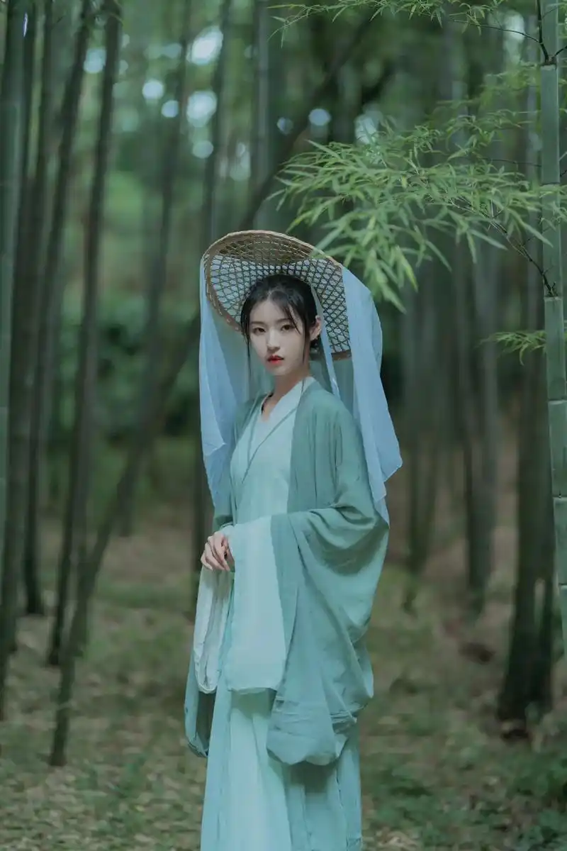 落落辰星,斜雨竹林,皆不如姑娘眉眼动人. #古风摄影 #原创 - 抖音