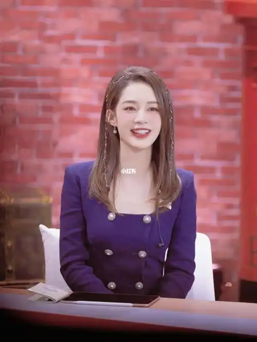 看来大家很喜欢李沁《机智的恋爱》钻链编发造型并且李沁说恋爱是不