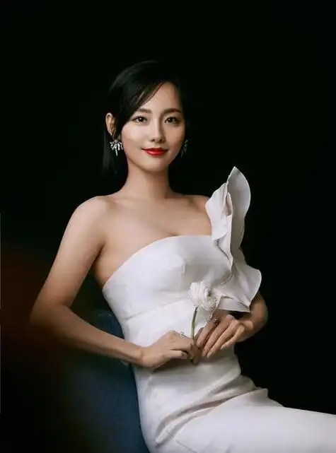 张嘉倪身穿粉色丝绒露背裙曲线窈窕腰臀比惊人梦回紫菱