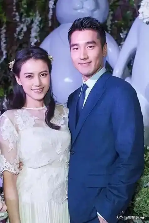 45岁高圆圆跟老公甜蜜散步,女神皮肤好气质出众,赵又廷休闲帅气