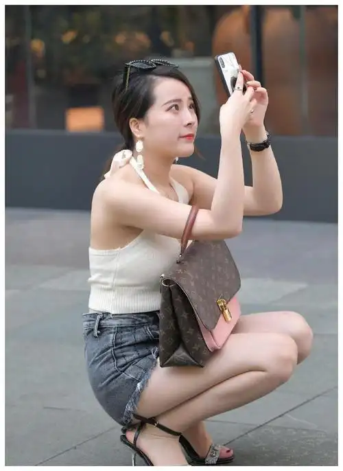 街拍"矮个"女人,身高156,轻胖110斤