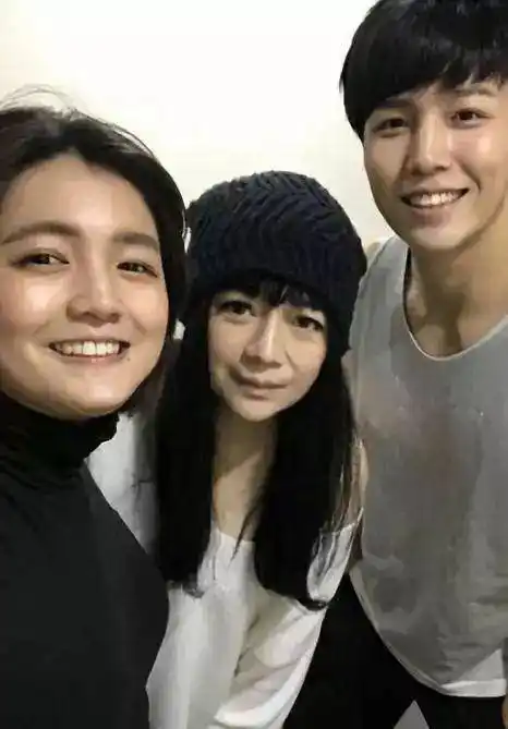 分手15年至今仍单身,儿子曾参加过快男_曾哲贞_张庭_夫妻