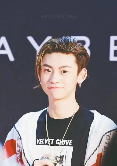 小鬼王琳凯公布恋情?晒情侣拖鞋照片后秒删微博,公司发文回应了