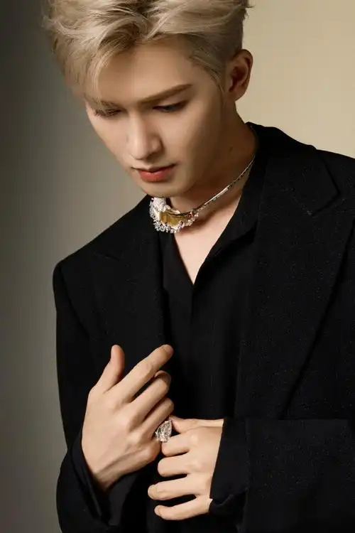 朱正廷超话·#乐华家族演唱会#黑白禁欲系,优雅格调尽显贵气风范95