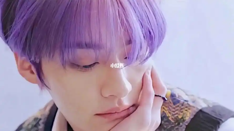 这个紫色头发我看一次感叹一次糯真的好适合!这种长度也适合他!