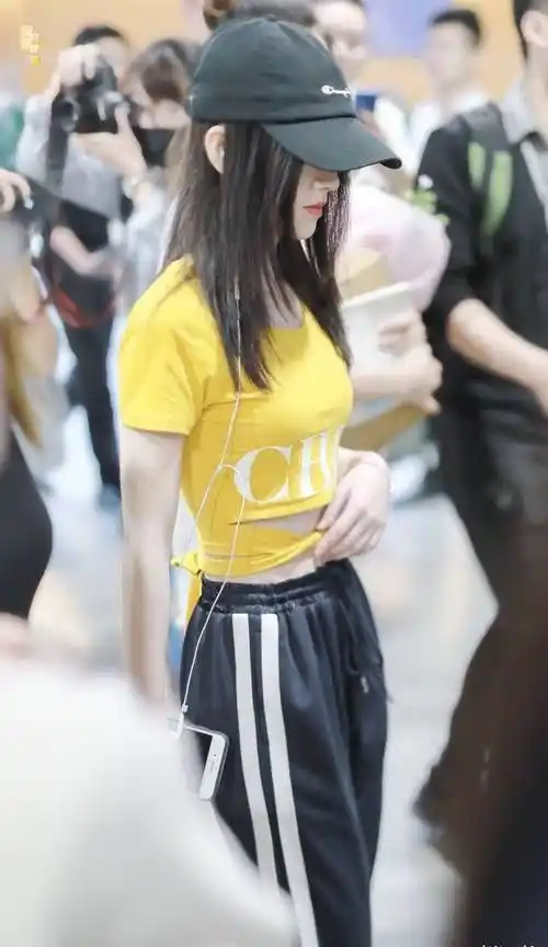 鞠婧祎在机场真会穿,露脐装配休闲裤,轻松美出少女范!