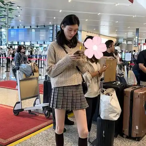 奚梦瑶现身机场,脸颊凹陷双腿细如竹竿,短裙配棉鞋被嘲不伦不类_因为