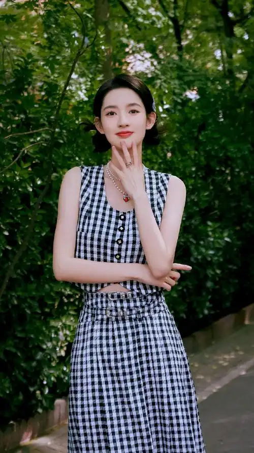 王玉雯黑白格裙live图##王玉雯初夏捧花随拍