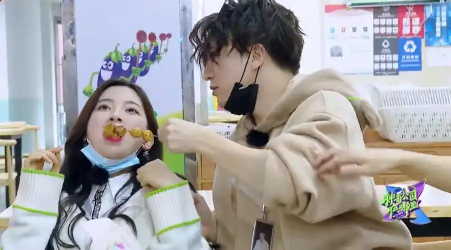 薛之谦狠瞪杨超越,强喂自己吃过的食物,杨超越侧身都无法拒绝