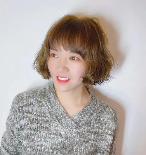 第三种蓬松波波头烫发