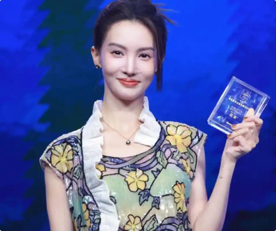 吴昕绝美动人,金晨蜂腰抢镜,都不及黄晓明发胖吸睛_造型_魏大勋_王子