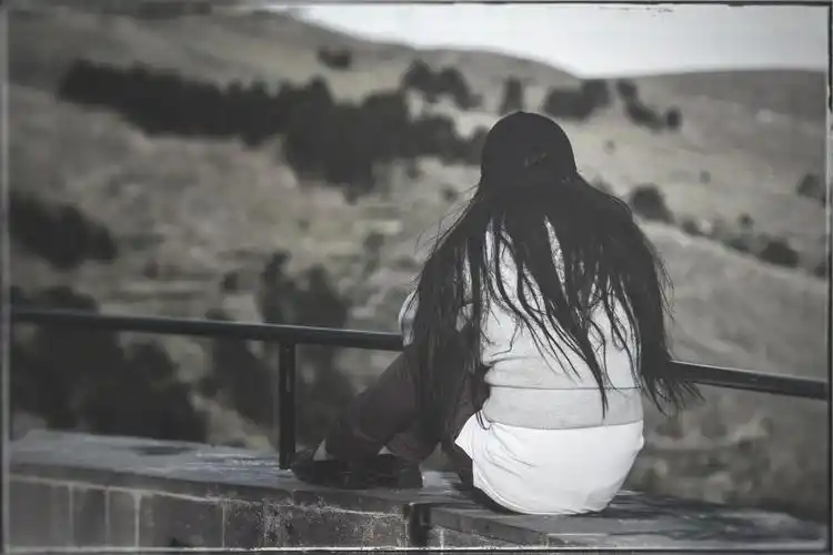 独自坐在山上的小女孩,一个人安静的不知道在思考着什么