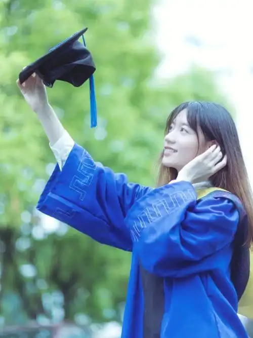 第一份毕业礼物啦被定格的瞬间都成为了永恒的纪念#学士服到硕士服