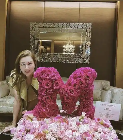 近日恰逢李嘉欣生日,同时又是节日,李嘉欣还特别收到朋友送的 m型花篮