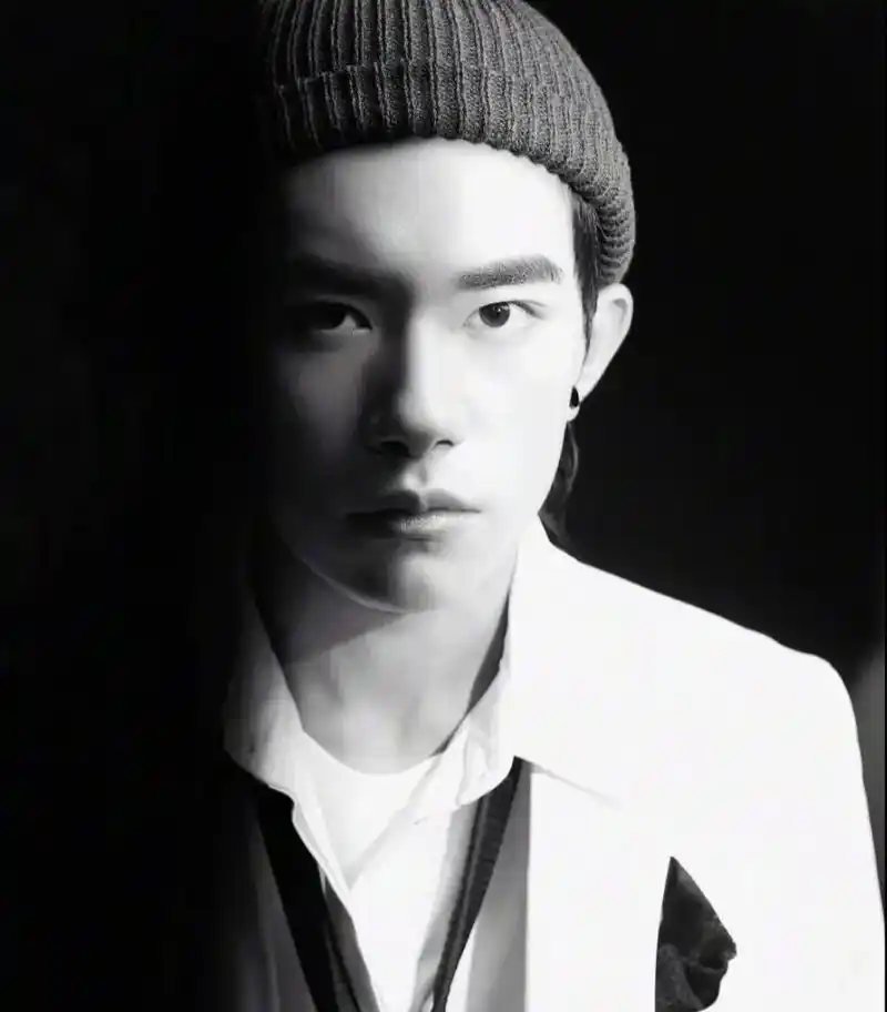 易烊千玺  我四这张脸真的很抗打   不会是万年不变的发型 - 抖音