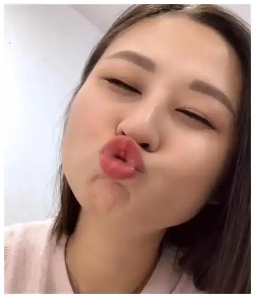 小姐姐"漏斗"身材 ,高冷且性感,嘟嘟嘴时好萌啊