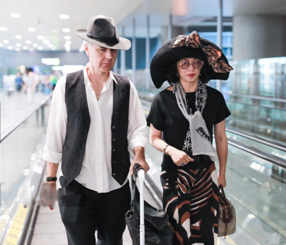 53岁金星和外籍老公现身,优雅打扮气场强,可惜汉斯气质太普通了