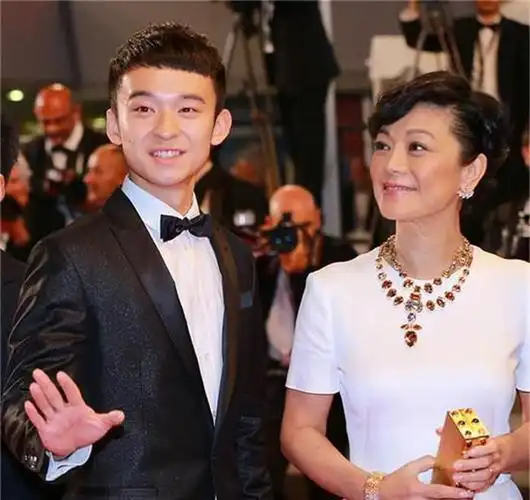 "京圈太子"董子健:妈妈是内地第一经纪人,28岁成为最年轻影帝