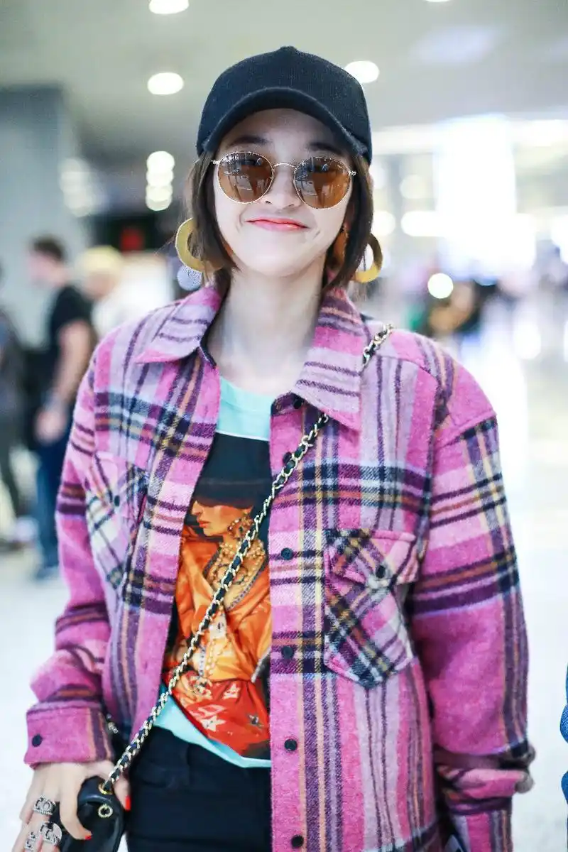 唐艺昕戴棒球帽和墨镜穿粉色格子衬衫现身机场,微微一笑真的好美
