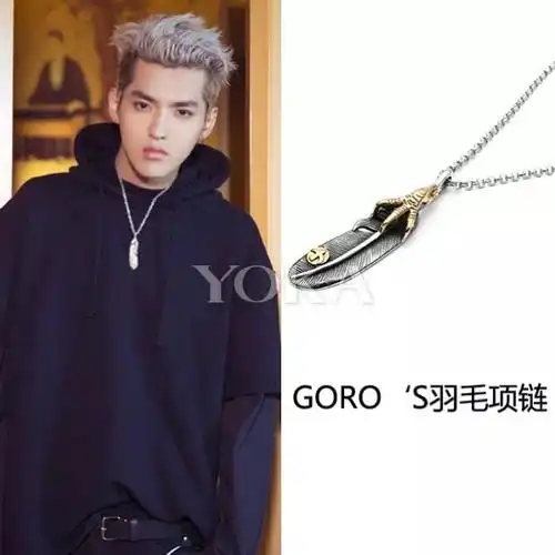 吴亦凡  吴亦凡身穿卫衣和破洞裤搭配goros羽毛项链和金丝边眼镜亮相