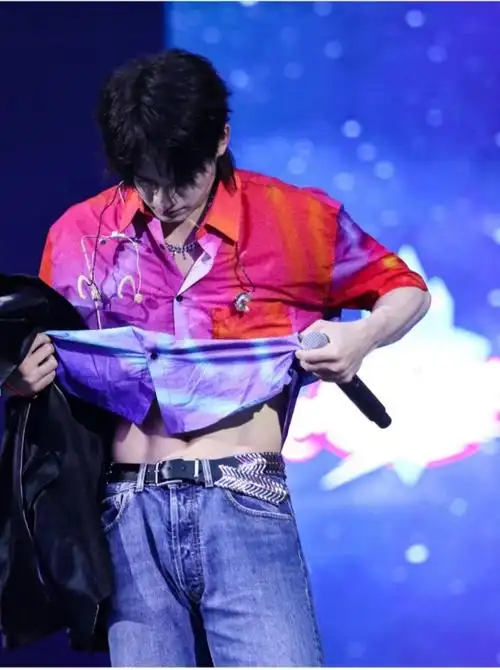 姚琛惊喜腹肌嘻嘻