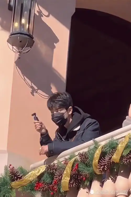 当看到肖战站在楼上栏杆处,手持云台拍摄的同时,还开心地在摇头晃脑