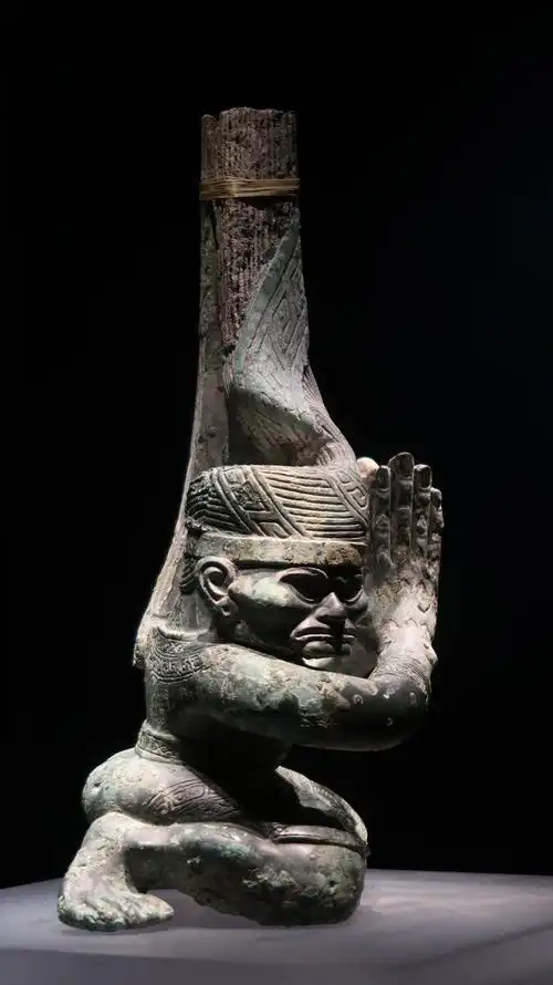 三星堆出土跪坐青铜人