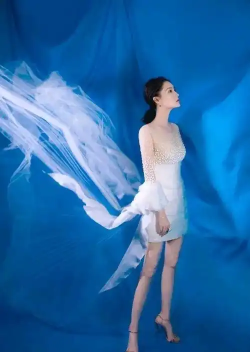 30岁的李沁夏日穿搭很时髦,身穿白t配蓝色a字短裙