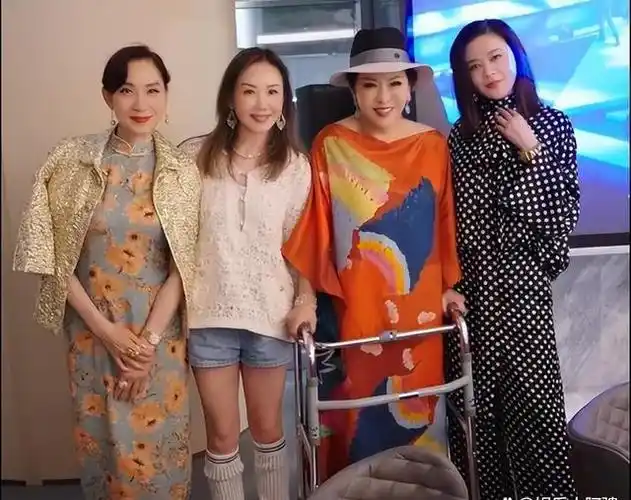 围观群众本以为吕良伟的前妻邝美云和现任妻子杨小娟会有些不愉快,没