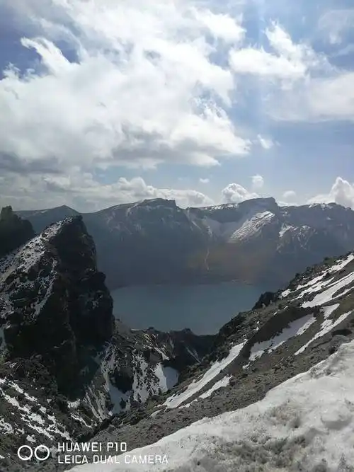 长白山天池雪映湖水迷人眼