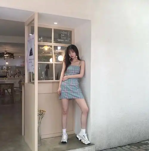 许杨玉琢格子吊带裙性感图片