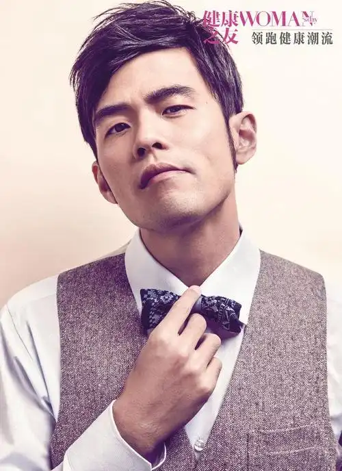 跪求周杰伦壁纸,穿西服佩蝴蝶结的图片